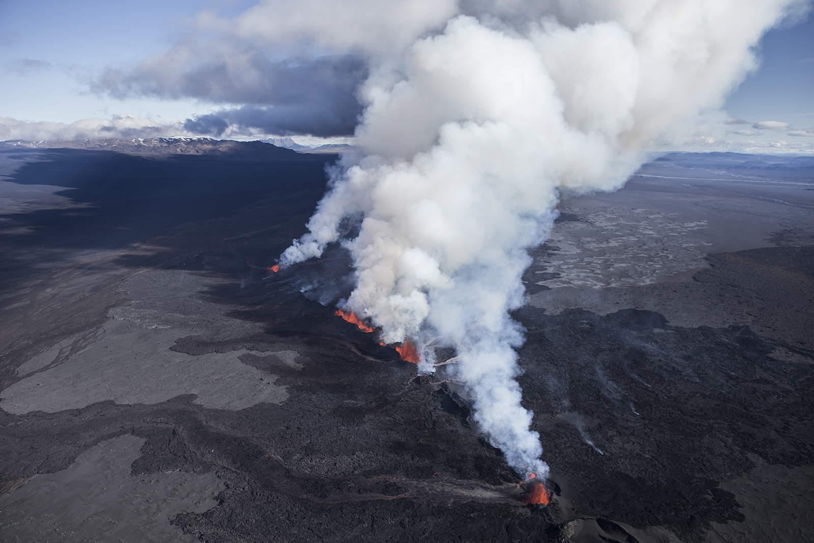 15 Incredible Photographs of the Volcano  in Iceland  