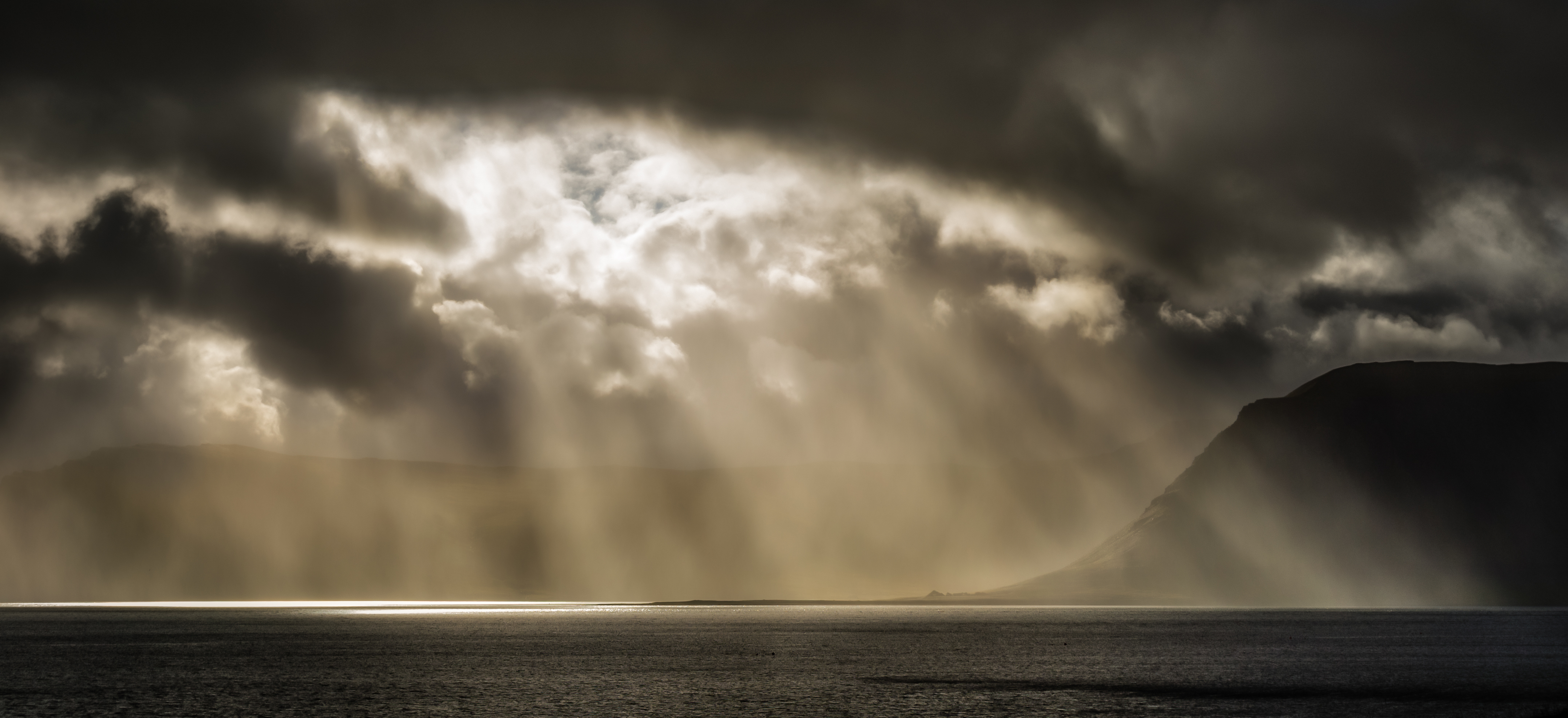 冰島的雨後陽光