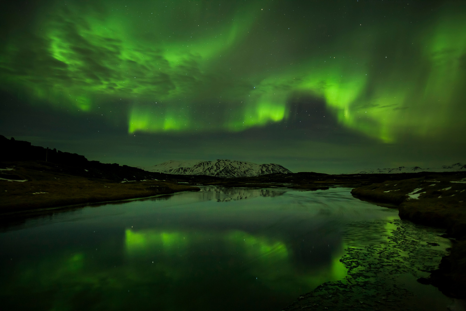 Гроза северный. Исландия Северное сияние. Северное сияние в Исландии фото. Северное сияние над Исландией. Рейкьявик Северное сияние.