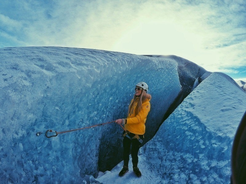 冰島除了冰川健行也可以玩攀冰