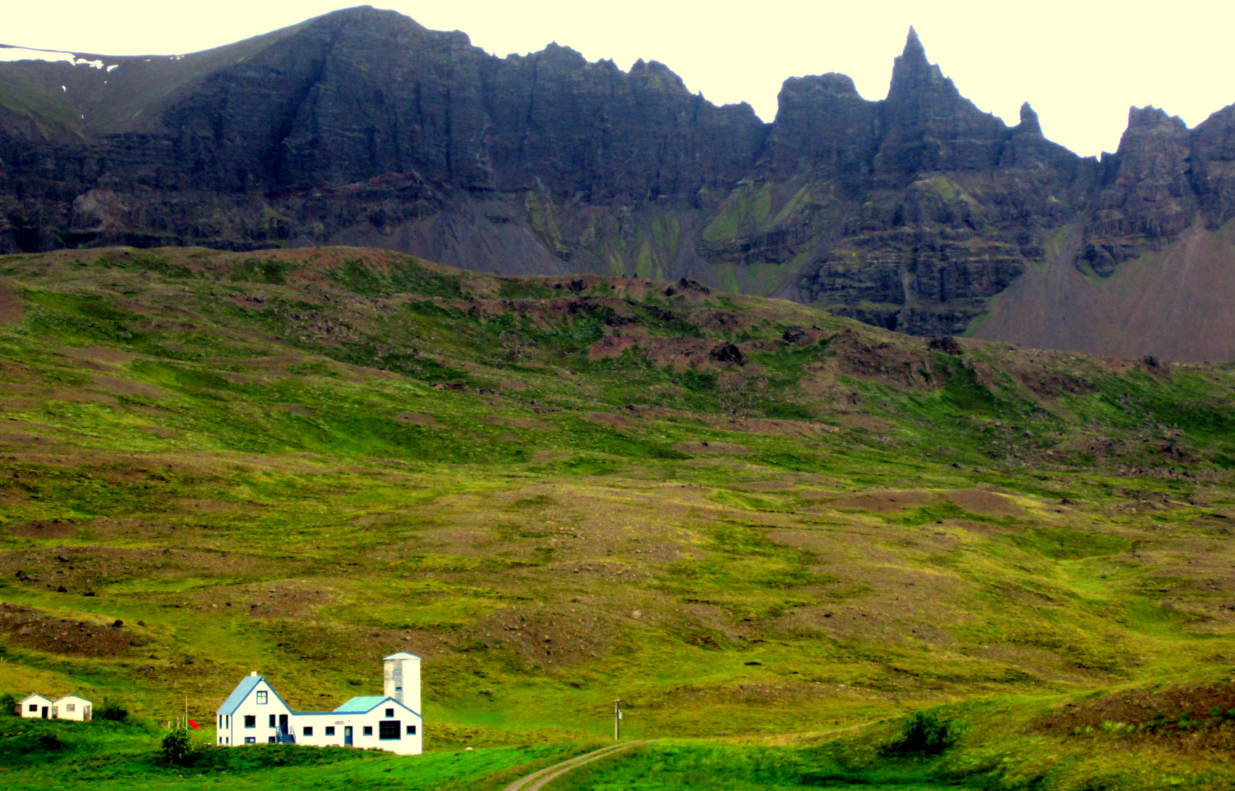 El Tópic de la Quema de Iglesias y el turismo islandés - Página 2 Mt.-hraundrangi-in-oxnadalur-and-horgardalur-valleys-4